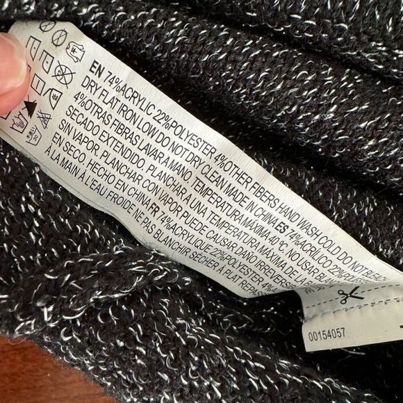 Forever 21 Women's Black Lurex Long Sleeve Halter Blouse Size M - Picture 7 of 7